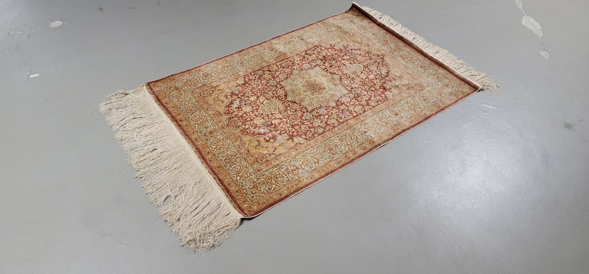 ヘルケ本物絨毯100% 手織りシルク 綺麗な色、高級な絨毯、未使用品 綺麗な状態 サイズ:147cm×103cm サイン有り かなり細かく作ってる絨毯_画像2