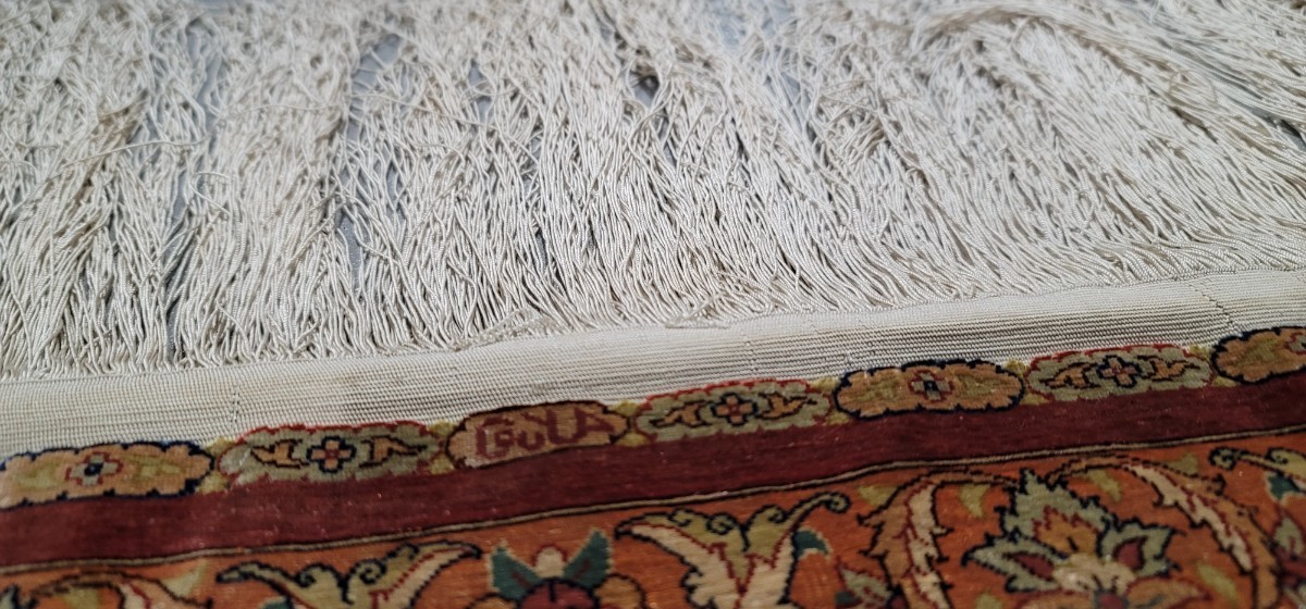 ヘルケ本物絨毯100% 手織りシルク 綺麗な色、高級な絨毯、未使用品 綺麗な状態 サイズ:147cm×103cm サイン有り かなり細かく作ってる絨毯_画像4