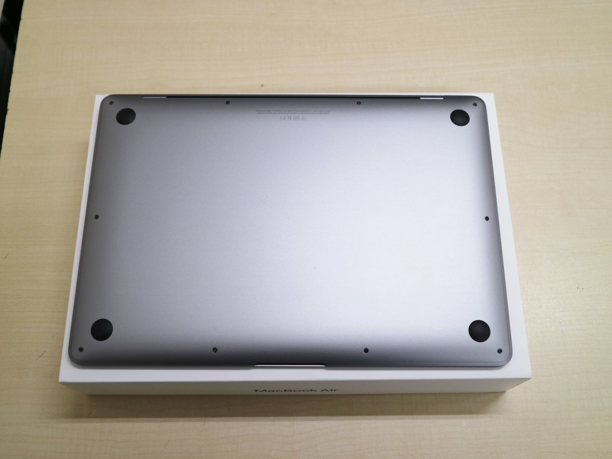 ●APPLE Retina13.3インチ2020 Mac Book Air スペースグレイ MWTJ2J/A 中古 i3-1.1GHz/8GB/256GB_画像3