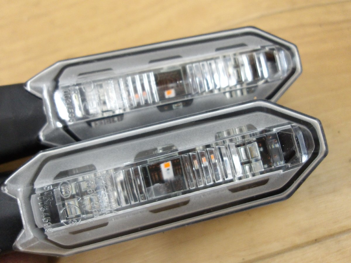 中古現状入庫パーツ　カワサキ　Z900RSなどに　LED純正ウィンカー　きれいな２個セット点灯確認済み　_画像5