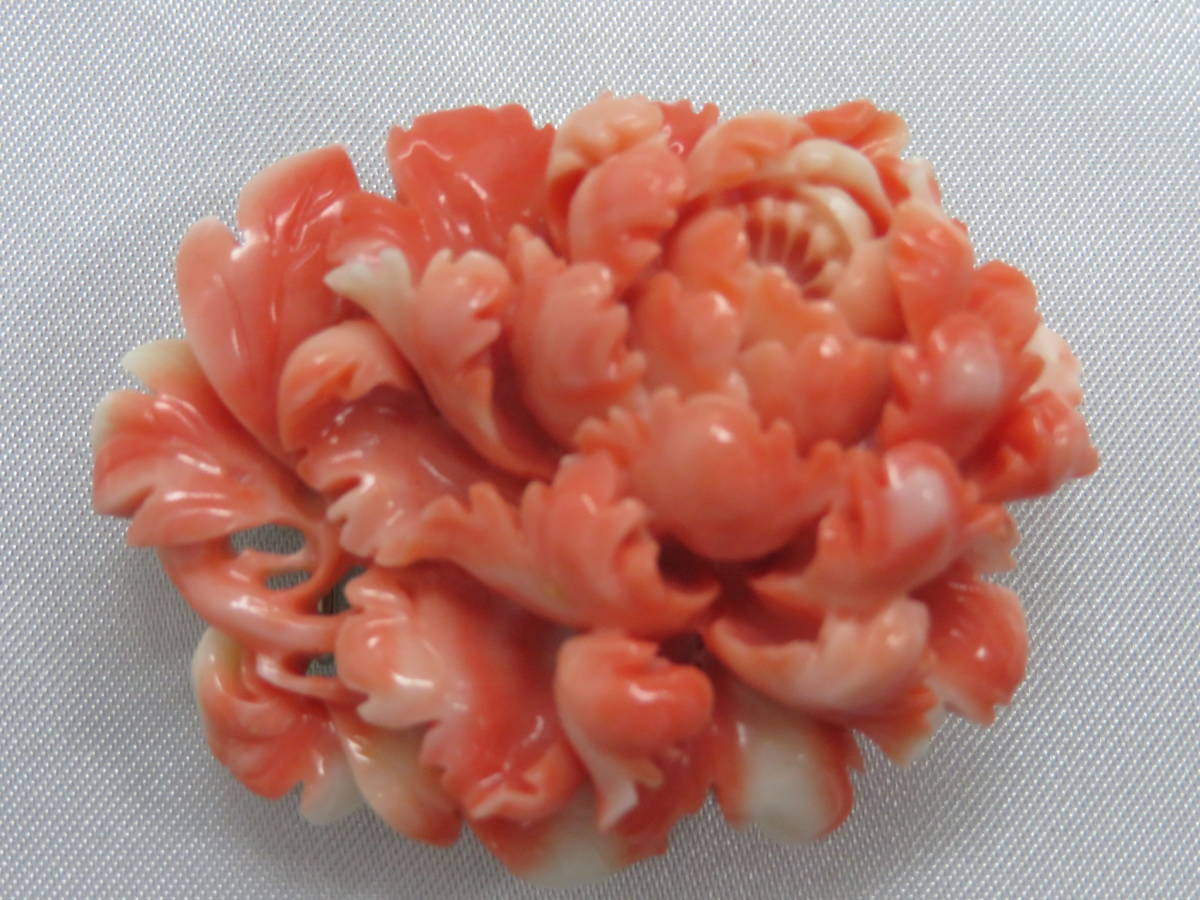 珊瑚】本珊瑚 帯留/ブローチ 牡丹 彫刻品 サンゴ 洋銀刻印 27.9g 美品