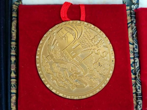 0204K30　世界のメダル・大型コイン　中国３種　イギリス　ダイアナ妃　おまとめ　※3点ケース入り　※ケースに劣化有り_画像3