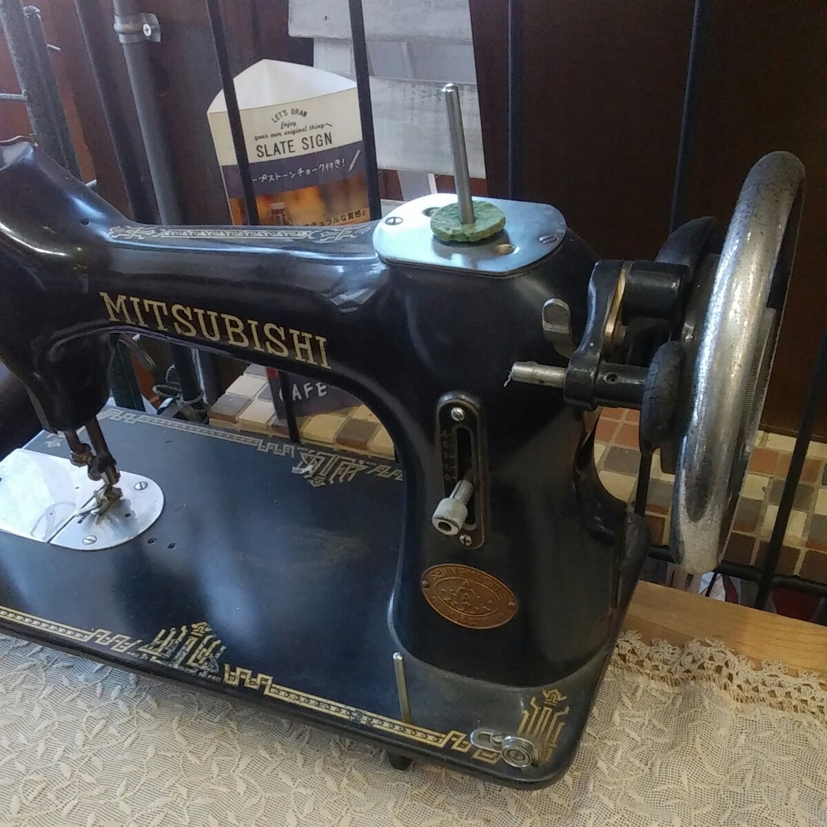  antique MITSUBISHI stepping sewing machine [401]