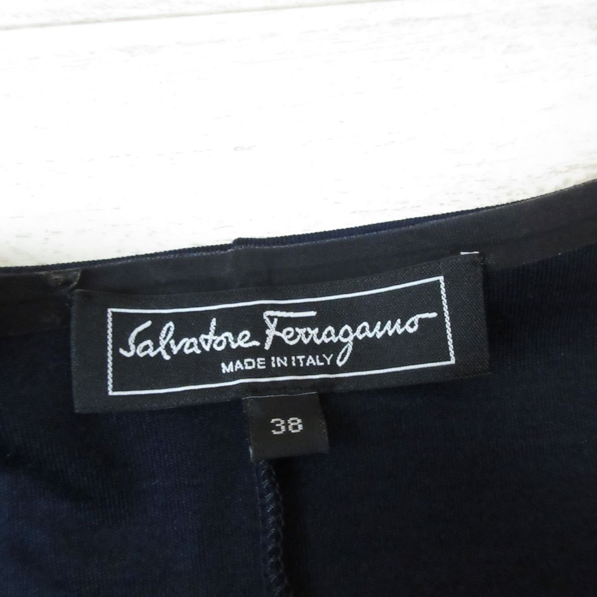 美品 Salvatore Ferragamo サルヴァトーレフェラガモ 長袖 膝丈 カシュクールワンピース ドレス 38 ネイビー ◆_画像3