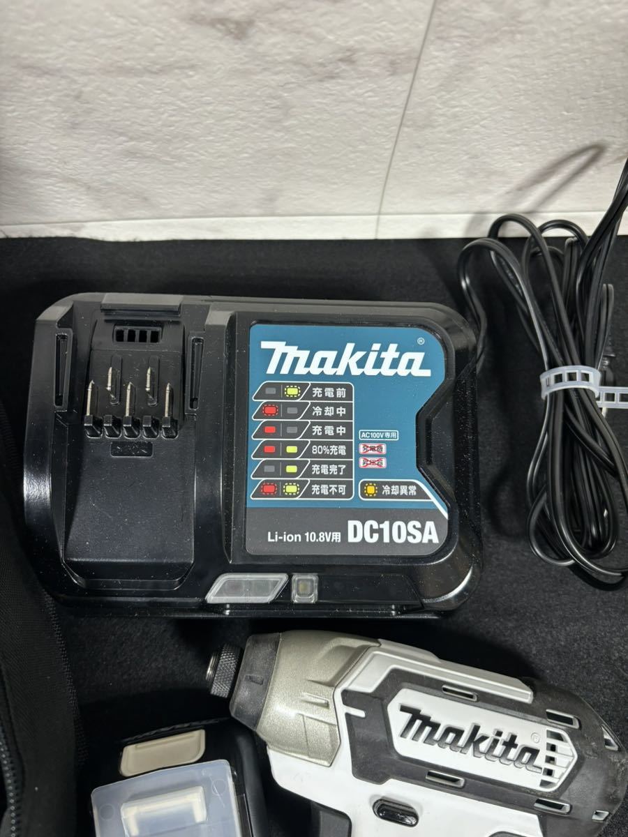 中古美品 makita マキタ TD110D 充電式インパクトドライバ 10.7V 1.5Ah バッテリ1個 充電器 ソフトケース付き 充電器付_画像2
