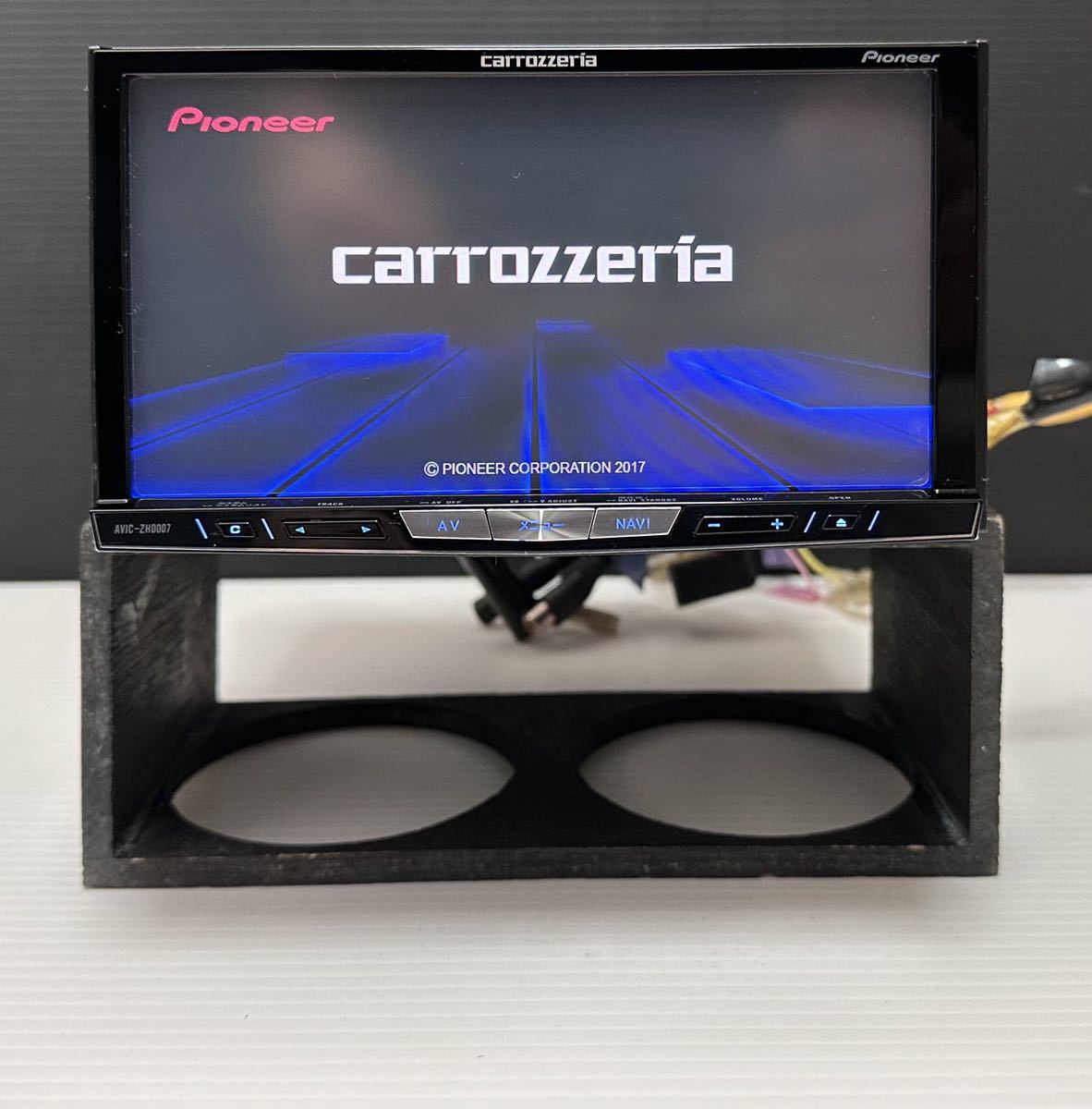 #E111 パイオニア carrozzeria カロッツエリアサイバーナビ Bluetooth DVD AVIC-ZH0007 DVD CD ジャンク品 _画像1