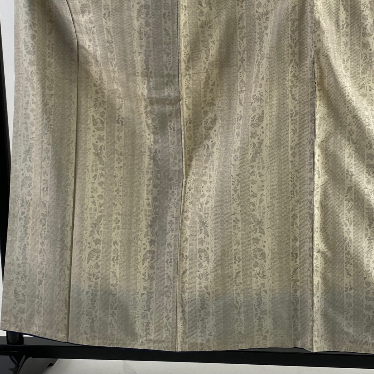 大島紬 身丈159cm 裄丈68cm L 袷 草木染 証紙 縞 草花 ベージュ 正絹 逸品 【中古】_バイセル 14101_2