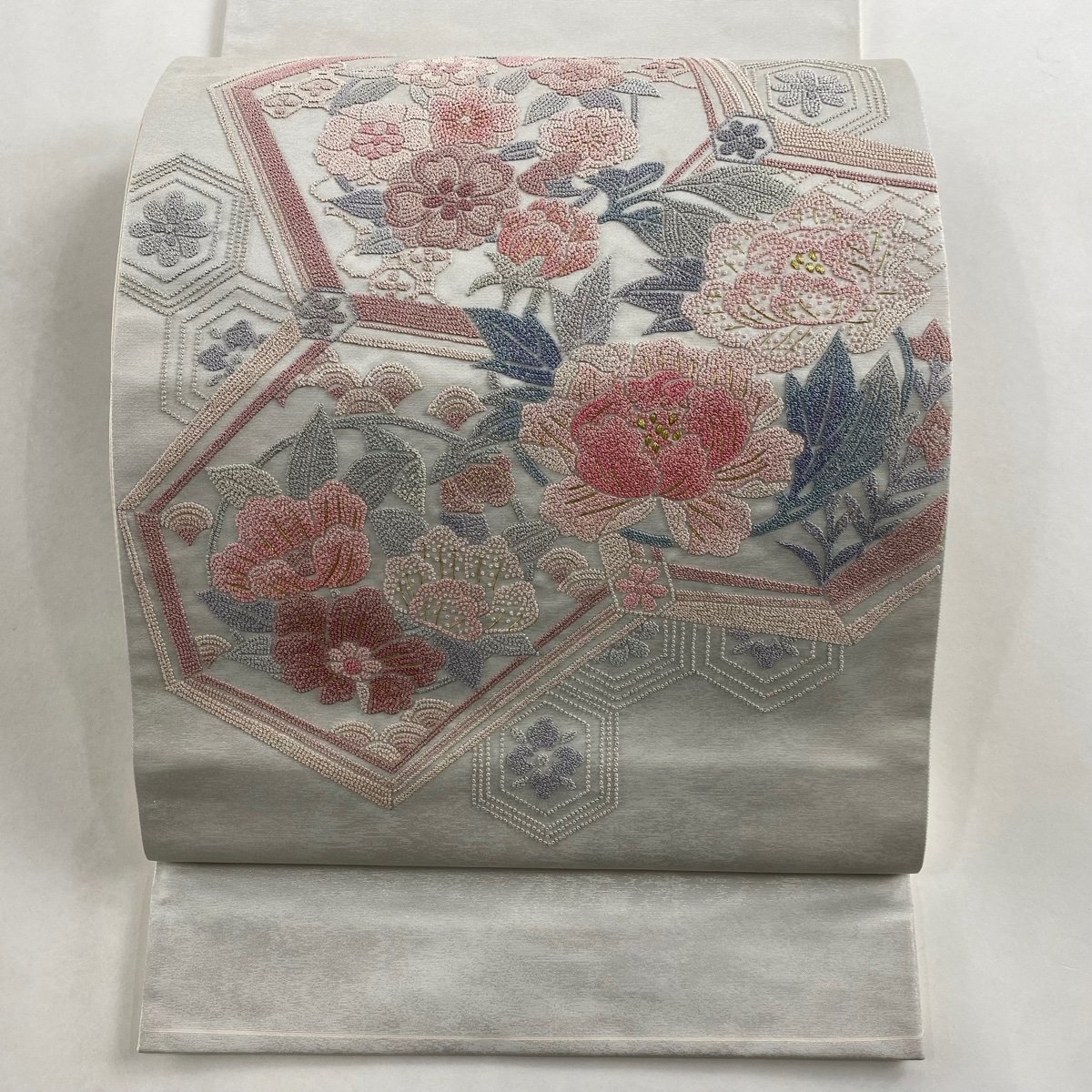 袋帯 秀品 亀甲 草花 相良刺繍 金糸 灰白 お太鼓柄 正絹 【中古】の画像1