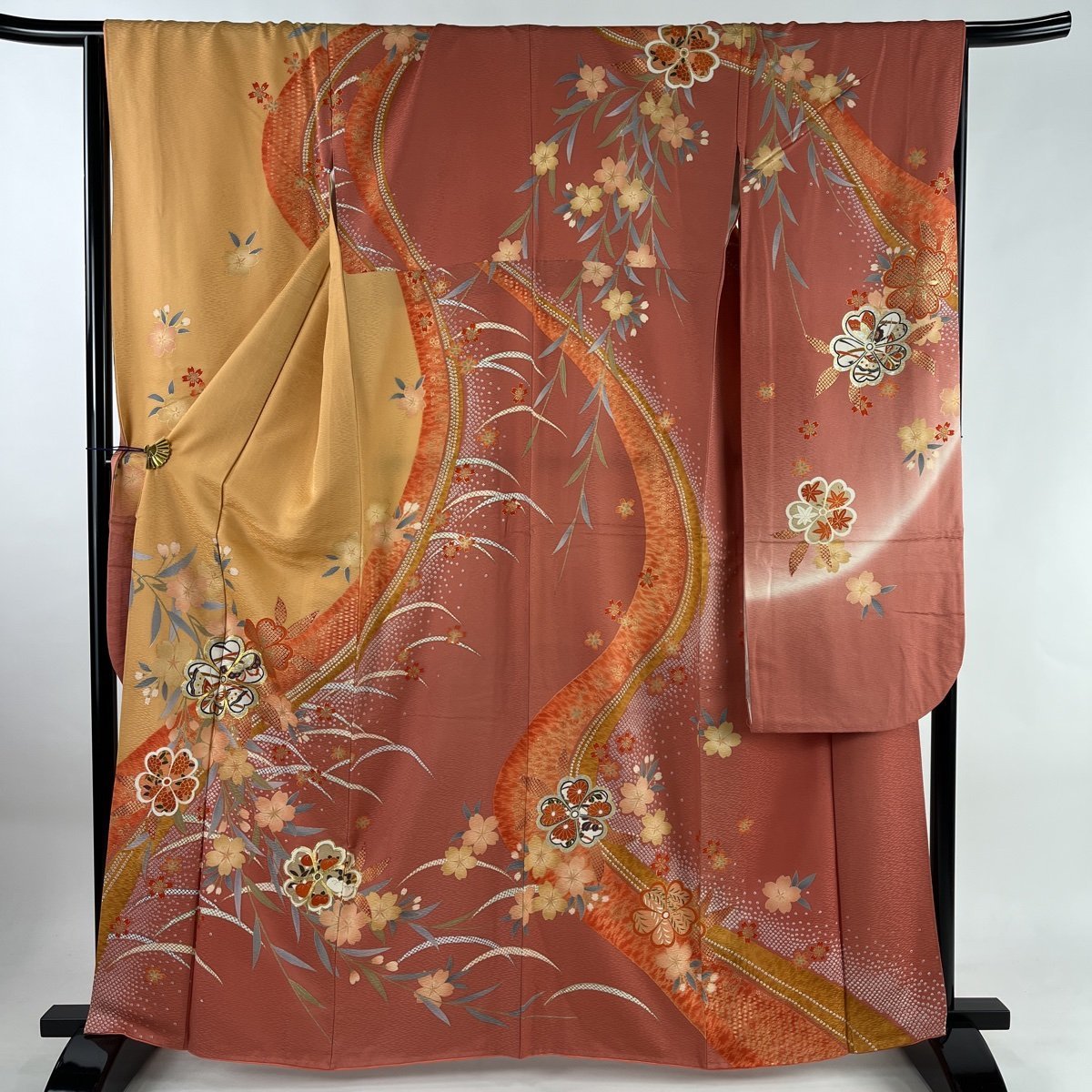 振袖 身丈163cm 裄丈67cm M 袷 桜 蝶 金糸 金銀彩 薄茶色 正絹 名品 【中古】