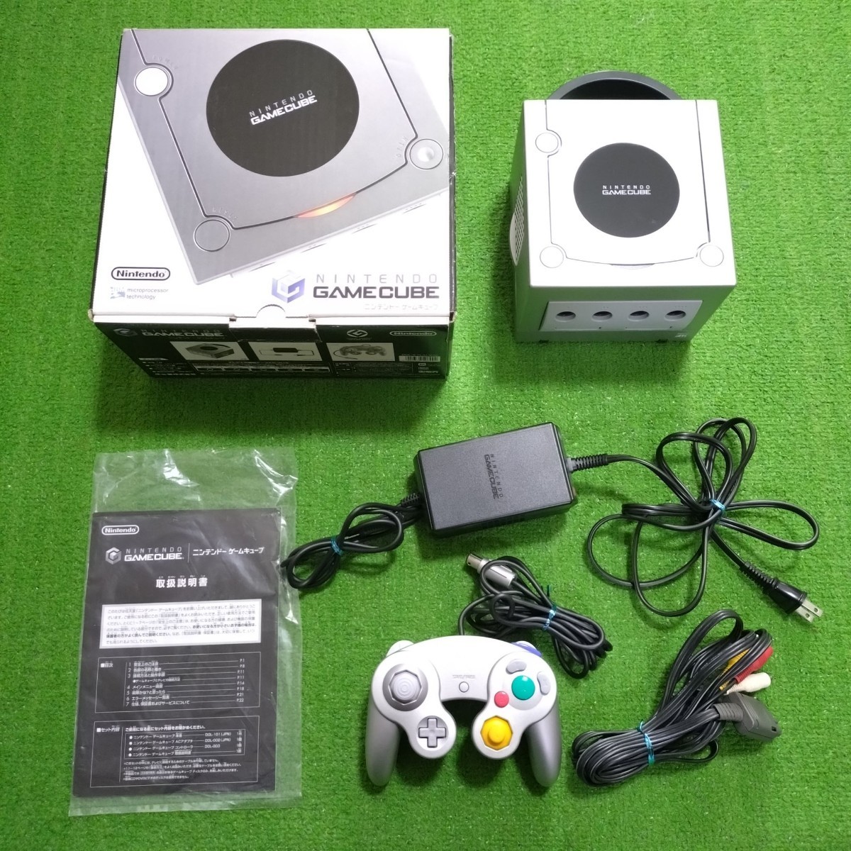 GAMECUBE ゲームキューブ シルバー 本体 通電確認済み コントローラー 電源アダプター AVケーブル 箱説 DOL-101 ゲーム機器 箱 説明書_画像1