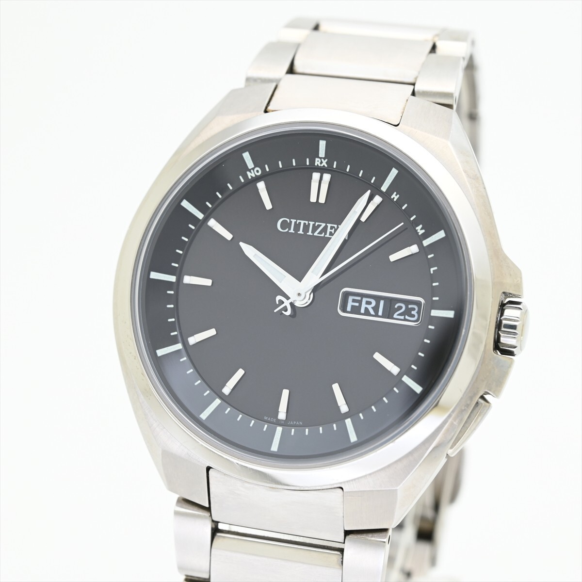 美品 CITIZEN/ATTESSA●チタン/TITANIUM ソーラー電波時計 デイデイト時刻正確 H100-T018858 黒ブラック メンズ 腕時計 アテッサ純正ベルト_画像3