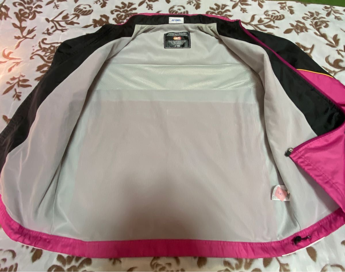ヨネックス　テニスウェア　ウォームアップ　上　ピンク×ブラック　ユニSサイズ　フード内蔵 ヒートカプセル  ナイロンジャケット　 