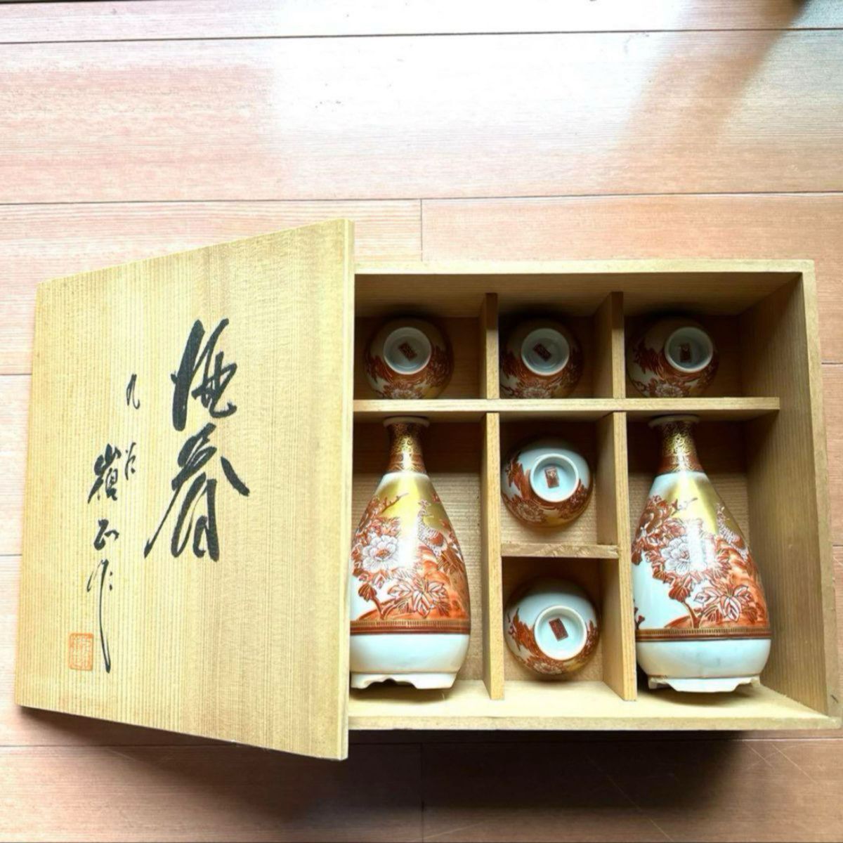 【新品】九谷焼 牡丹孔雀 酒器 豪華金彩 徳利2本 盃5個九谷色絵 金 赤絵酒盃 徳利 九谷 陶器 盃 色絵 アンティークお猪口