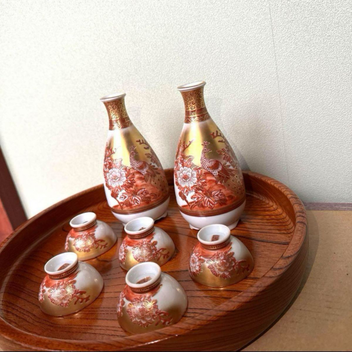 新品】九谷焼 牡丹孔雀 酒器 豪華金彩 徳利2本 盃5個九谷色絵 金 新品】九谷焼 牡丹孔雀 酒器 豪華金彩 徳利2本 盃5個九谷色絵 金