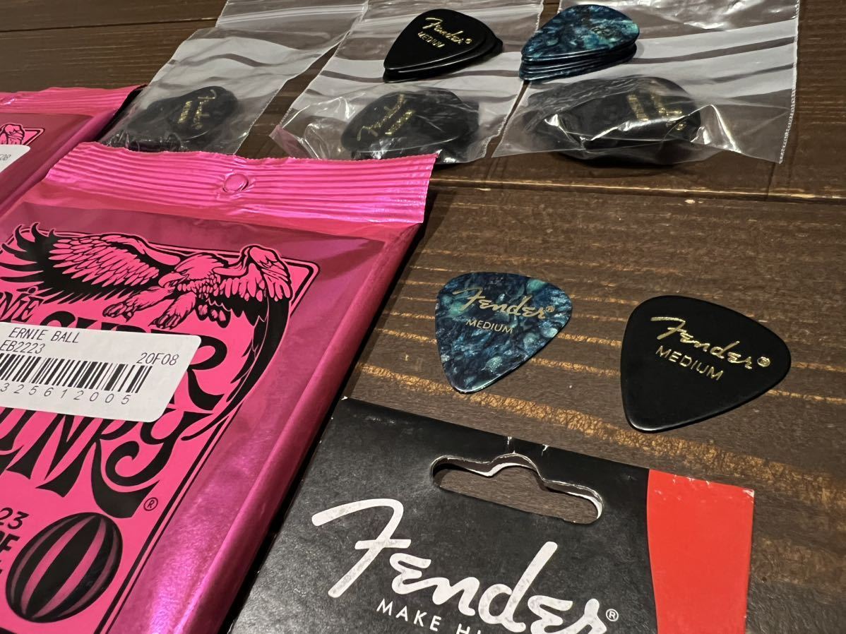 ERNIE BALL Super Slinky 2223 ギター 弦・FENDER フェンダー ピックPick Medium・FENDER フェンダー STRAP BLOCKS セット！バラ売り不可！_画像2