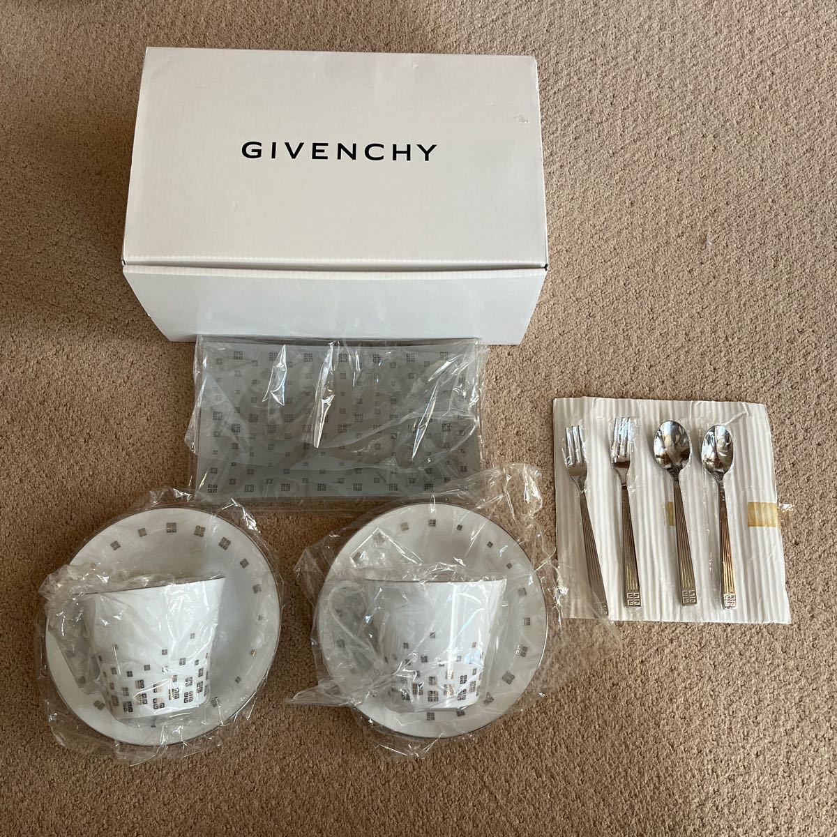 新品未使用 箱付き GIVENCHY ジバンシー ペアティータイムセット スプーン フォーク トレー カップアンドソーサーの画像1