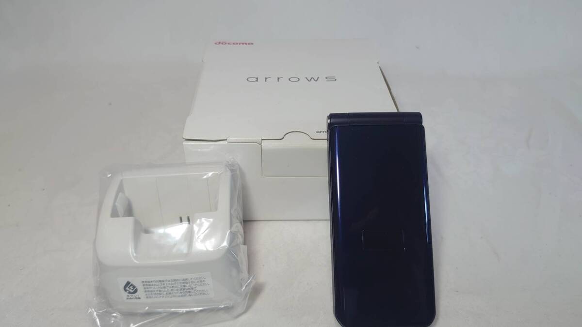 【未使用】docomo arrows ケータイ ベーシック F-41C ネイビー 卓上ホルダ 判定○ ガラケー タイプC_画像1