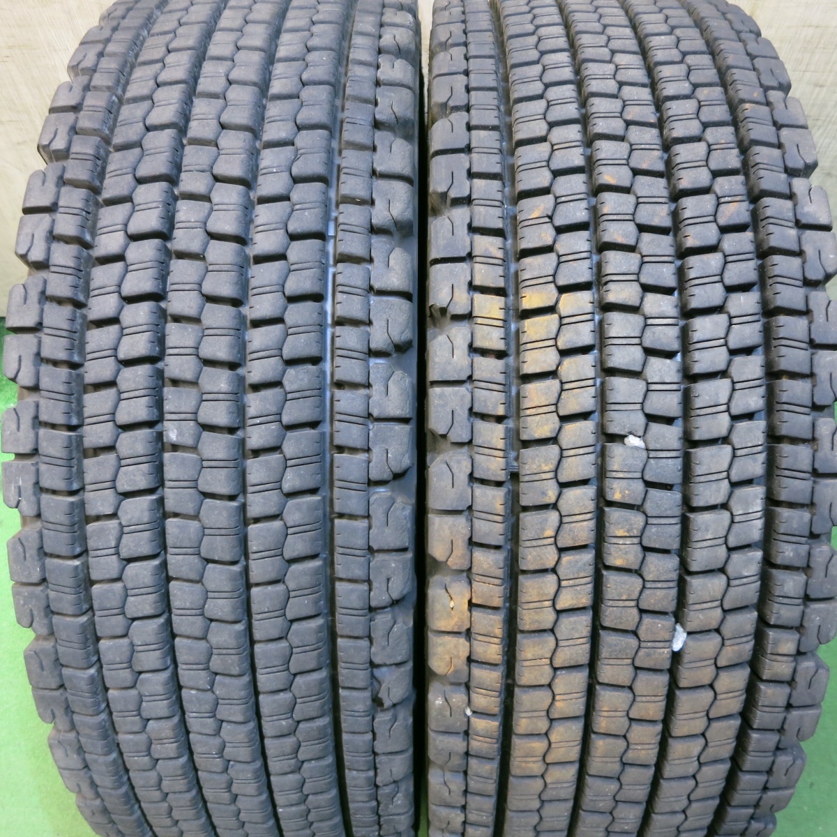 *送料無料*バリ溝！22年！8.5分★トラック タイヤ 265/70R19.5 140/138J スタッドレス ブリヂストン W900 19.5インチ★4013002クス_画像1