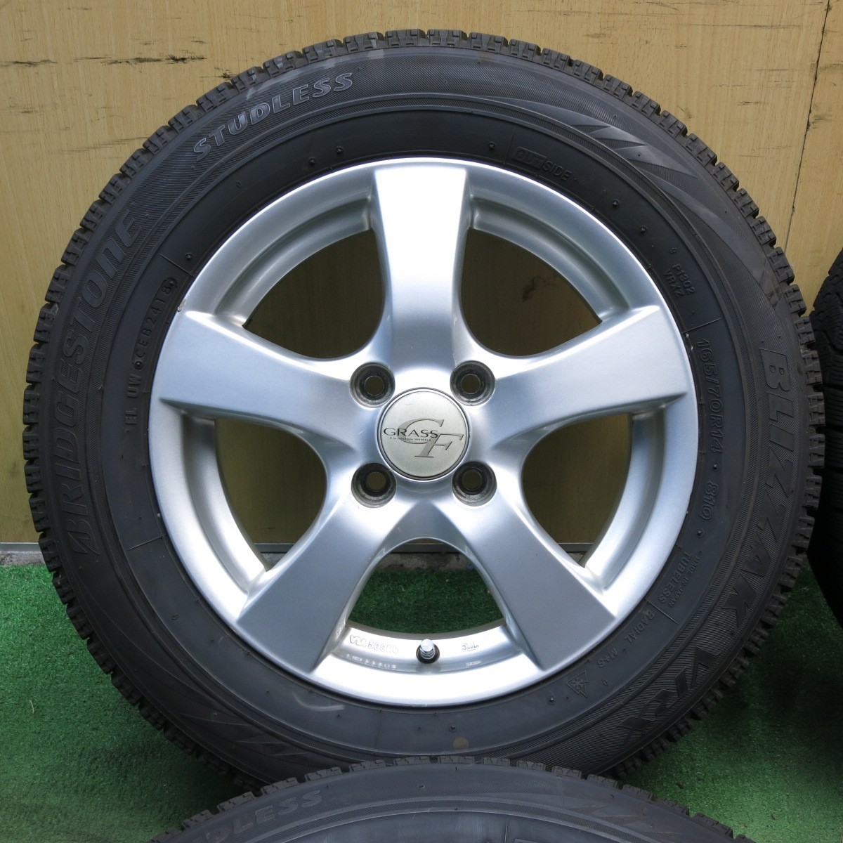 *送料無料* バリ溝！8.5分★スタッドレス 165/70R14 ブリヂストン ブリザック VRX GRASS グラス 14インチ PCD100/4H★4020909KKス_画像2