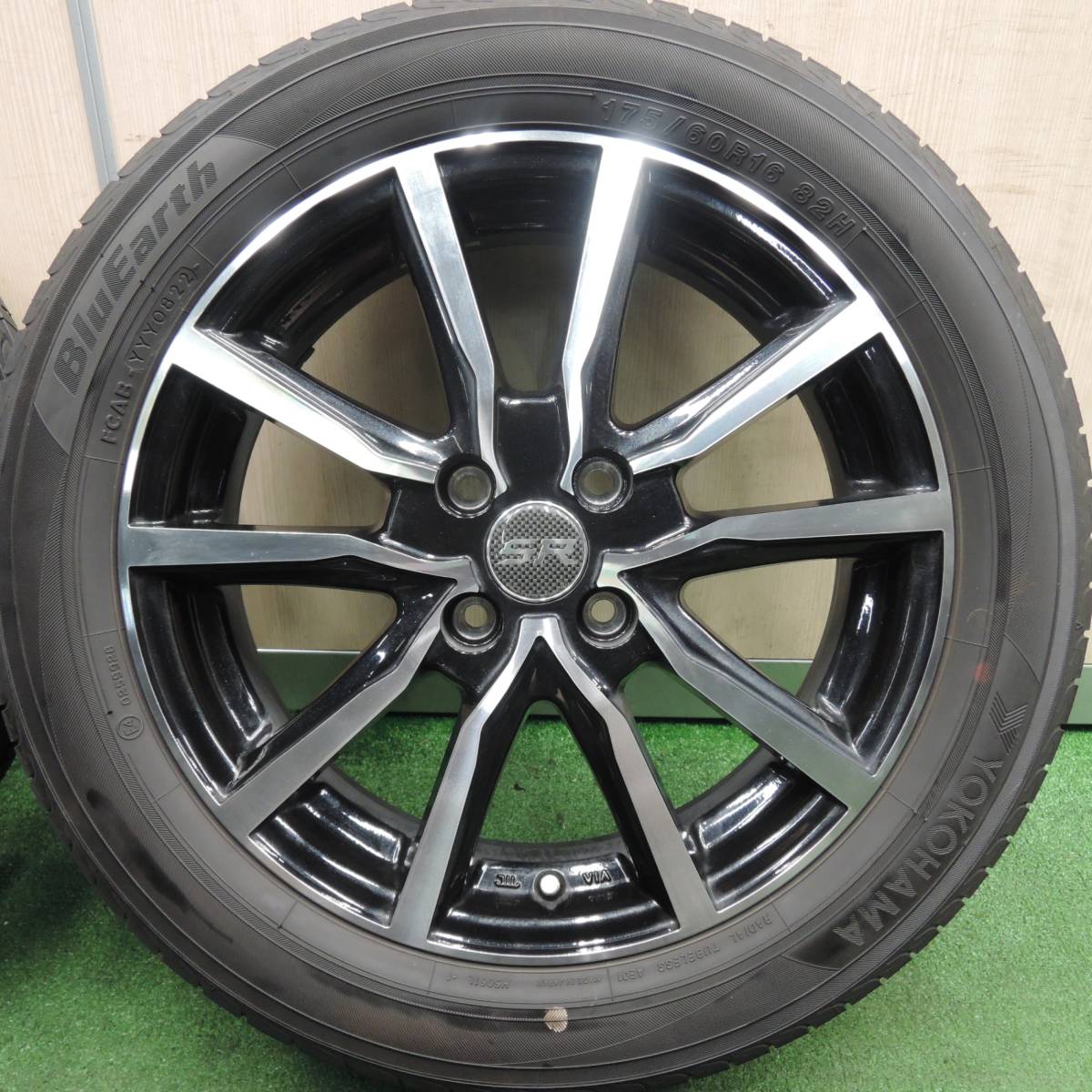 *送料無料* バリ溝！22年！キレイ！9.5分★175/60R16 ヨコハマ ブルーアース STRANGER ストレンジャー 16インチ PCD100/4H★4020310HAノ_画像2