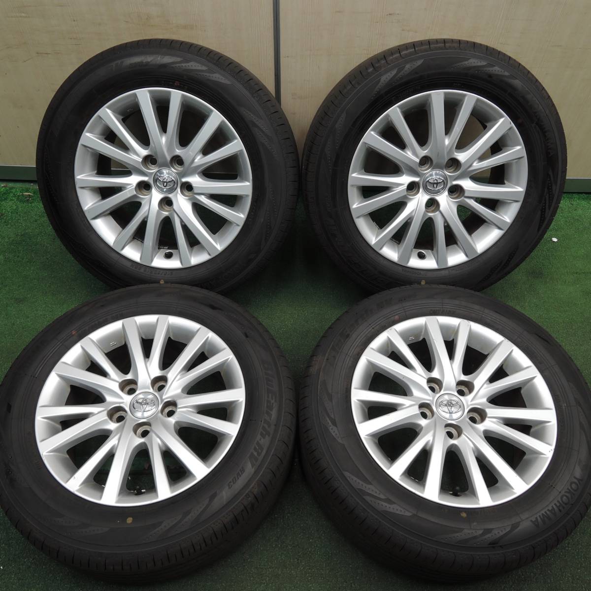 *送料無料* 超バリ溝！23年！9.5分以上★トヨタ 130系 マークX 純正 215/60R16 ヨコハマ BluEarth-RV RV03 PCD114.3/5H★4021706HAノの画像1