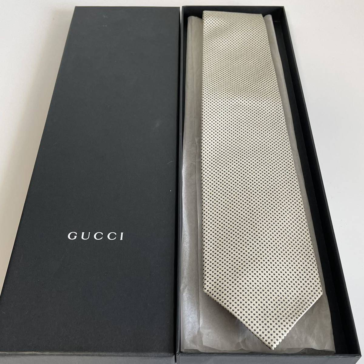 グッチ（GUCCI） ベージュ黒点々ネクタイ_画像1