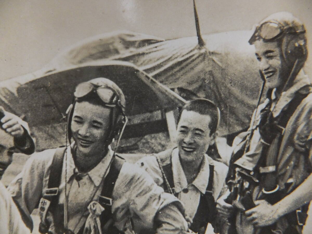 　☆　　報道写真 陸軍航空隊 昭19「一式戦(隼)ビルマ前線基地 地上勤務員と散髪の飛行兵達」日本陸軍 飛行兵 読売ニュース焼付版　☆_画像2