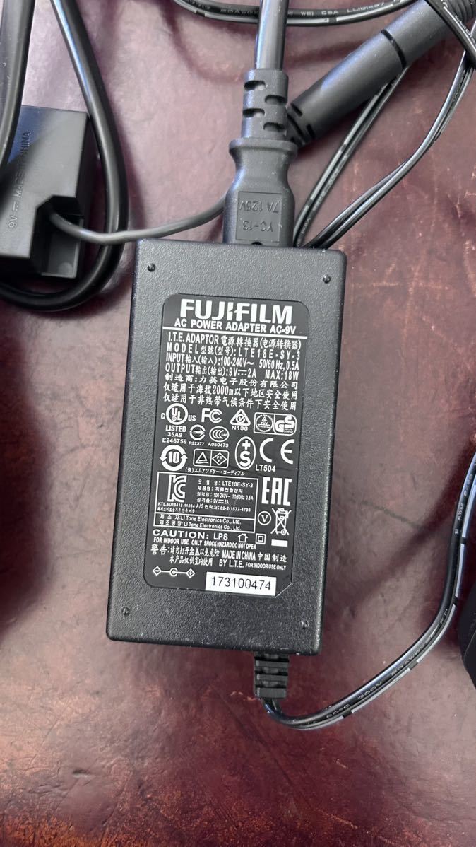 FUJIFILM X100Fとライカのハンドストラップと電源カプラーとACおまけ_画像9