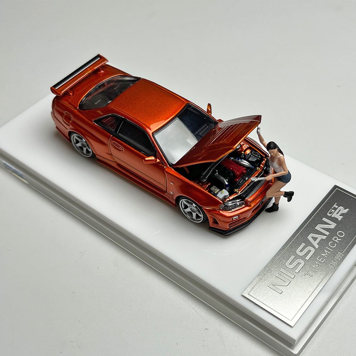 1/64 TIMEMICRO NISSAN 日産　GTR R34 ボンネット開閉可能　オレンジ　フィギュア付き_画像2