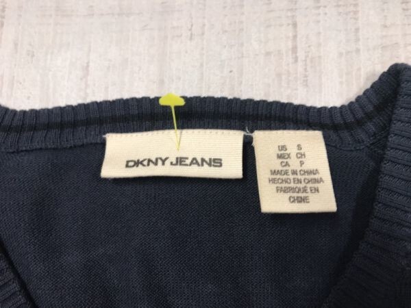 ダナキャラン DKNY Donna Karan オーセンティック 古着 胸ポケット Vネック ハイゲージ コットンニット セーター メンズ S 紺_画像2
