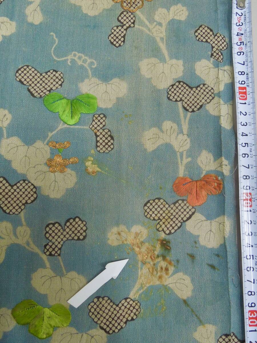 絹織物　古布　古裂　No540　時代裂　多色刺繍裂　江戸縮緬　手刺繍　蔦の図 　解き物　端切れアンティーク　リメイク　パッチワーク　　　_ローソクが付着しています。