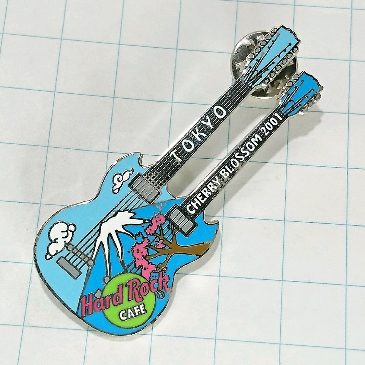 送料無料)Hard Rock Cafe 富士 桜 ギター ハードロックカフェ ピンバッジ PINS ブローチ ピンズ A22752_画像1