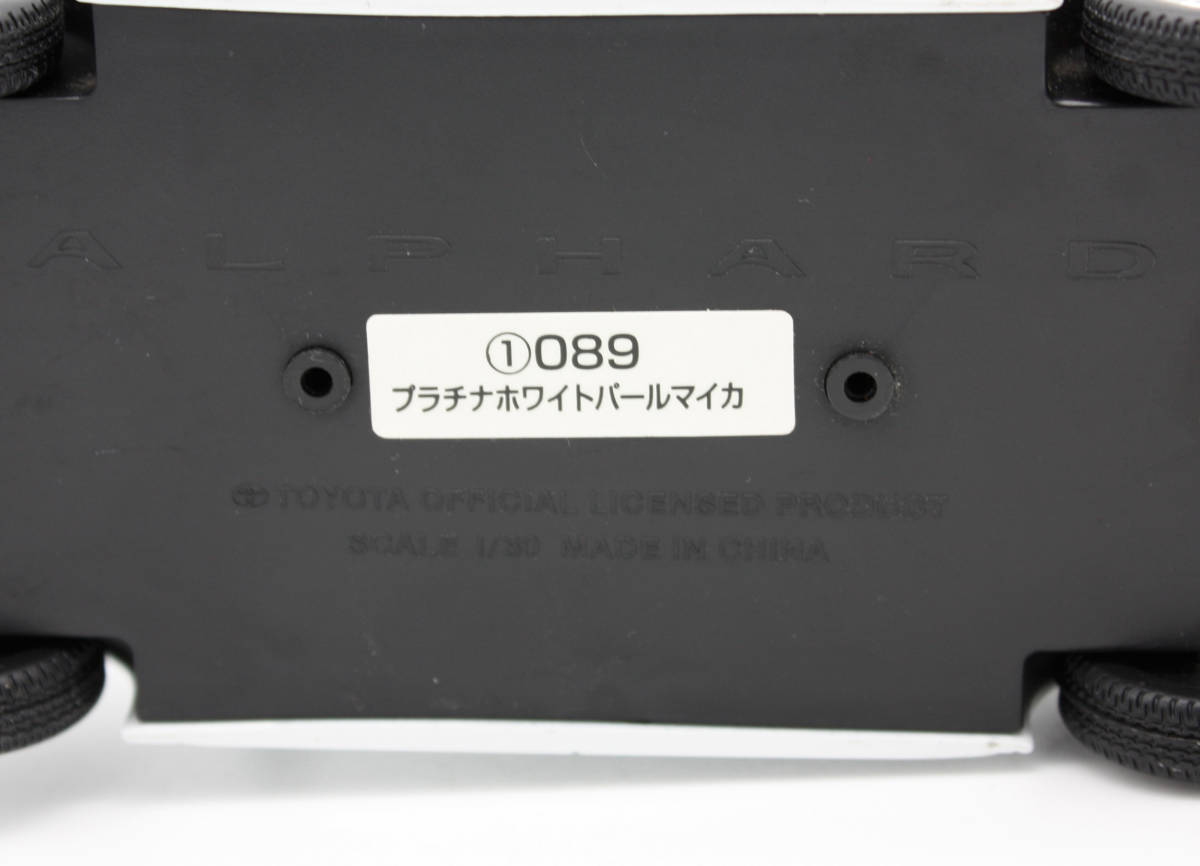 美品 TOYOTA トヨタ 非売品 新型 40系 ALPHARD アルファード 1/30 ダイキャストカー 089 プラチナホワイトパールマイカ 色見本 ミニカー_画像4