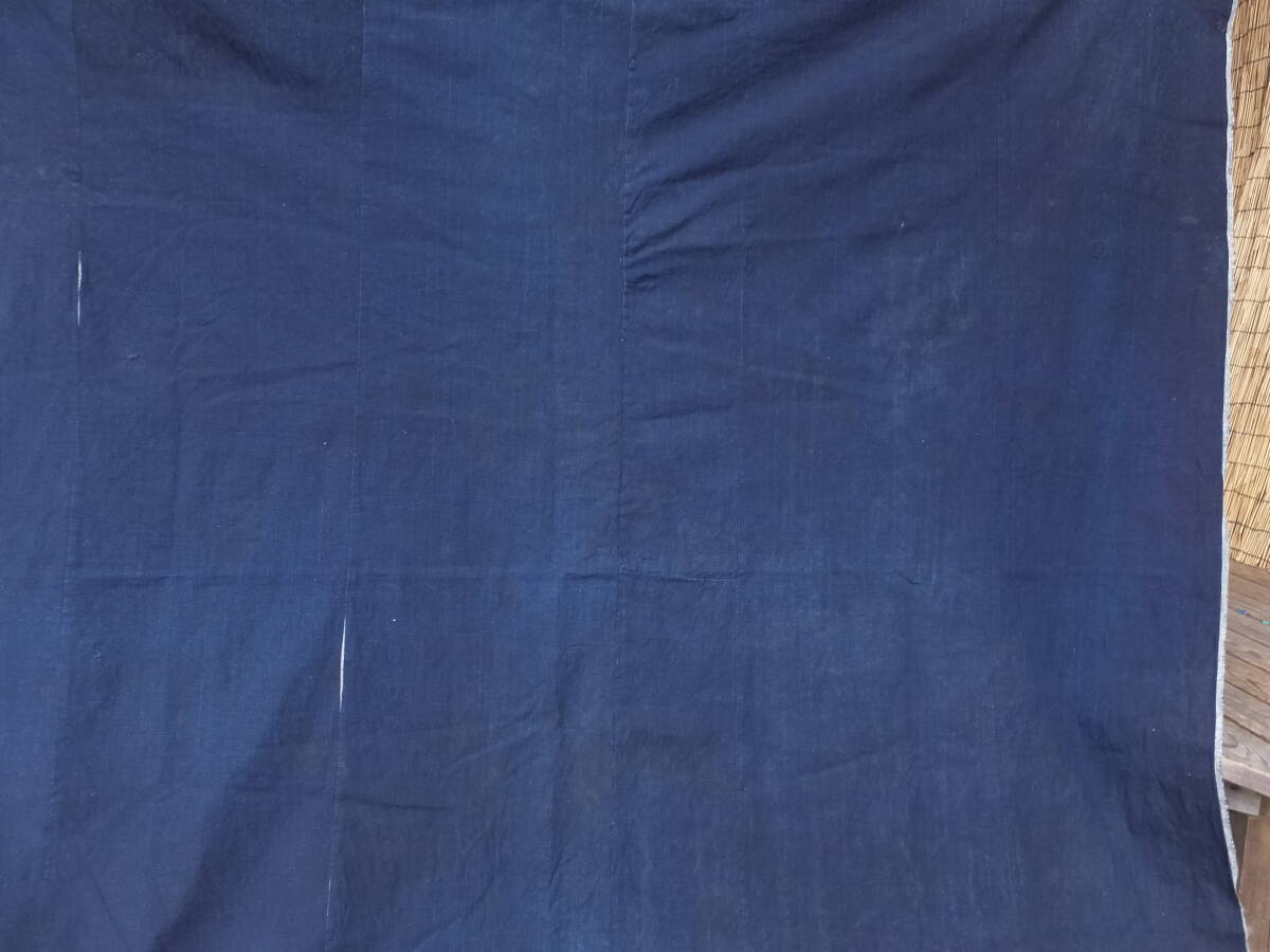 糊跡うす汚れのある生地厚藍木綿古布・5.3幅分繋ぎ・188×178㌢・重720g・小傷・無地・リメイク素材_画像5