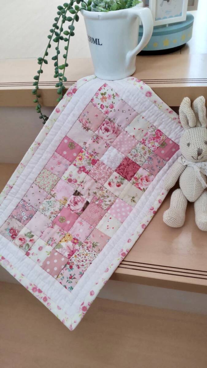 ♪yuriko♪ パッチワーク ＊ 四角つなぎのミニキルト ＊桃の節句に(*^^*) ＊ふんわりピンク＊ 桜色 ＊handmade＊ ハンドメイド_画像3