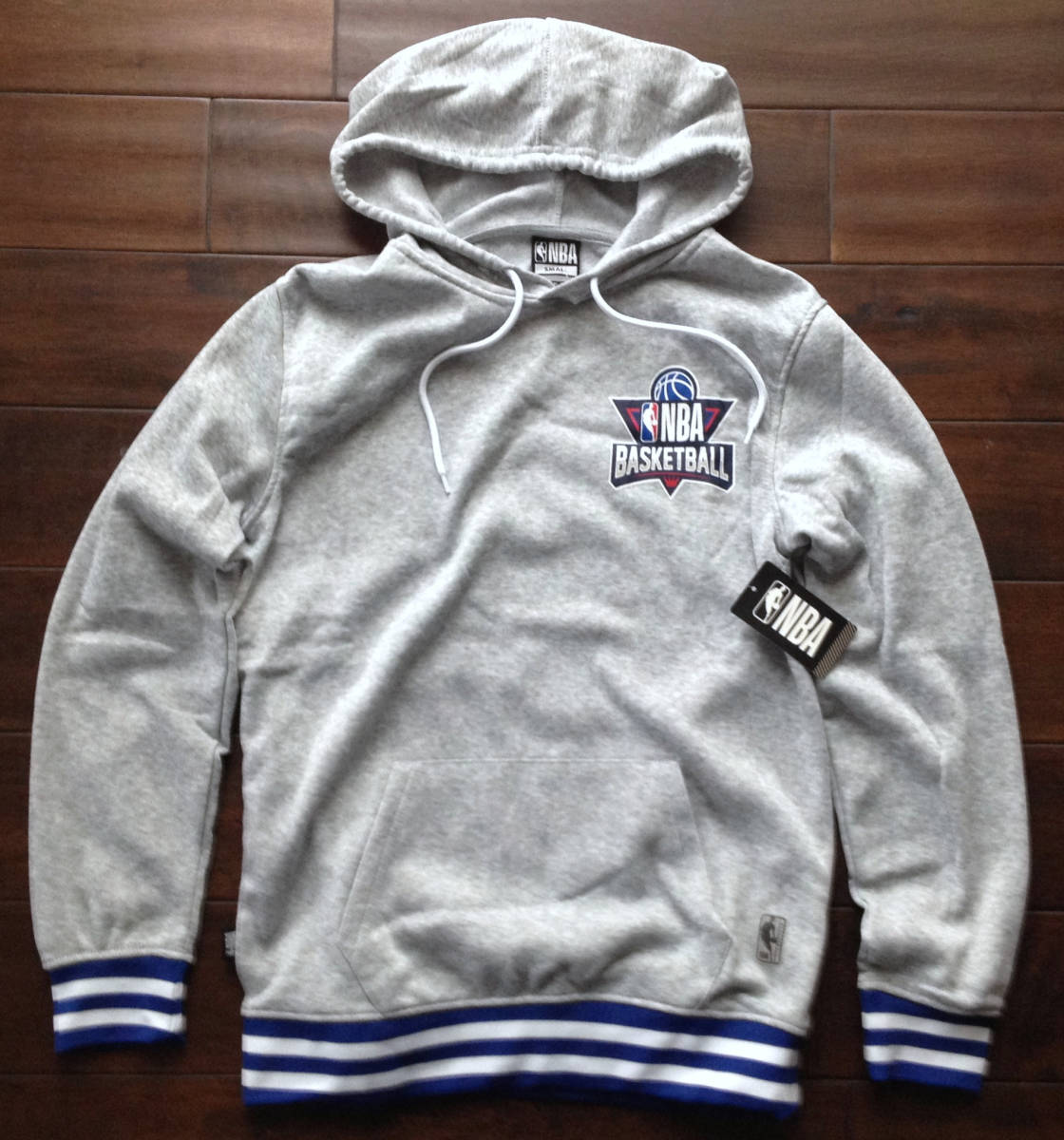 【既決USA】NBA BASKETBALL ★ バスケットボール@完売胸元&背中【NBA】ロゴ入パーカー【NBA Men's Logo Graphic Fleece Hoodie】 Grey @2XL_画像2