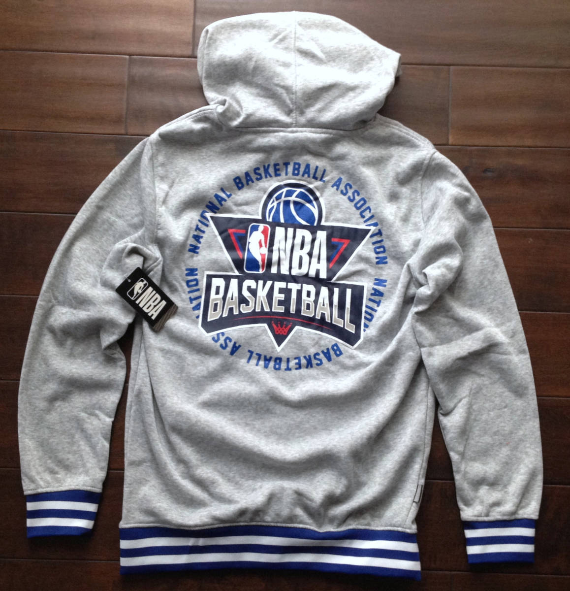 【既決USA】NBA BASKETBALL ★ バスケットボール@完売胸元&背中【NBA】ロゴ入パーカー【NBA Men's Logo Graphic Fleece Hoodie】 Grey @2XL_画像7