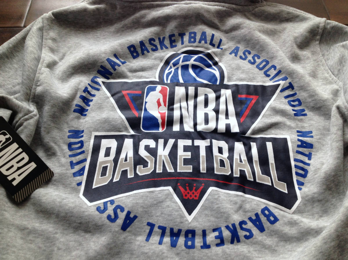 【既決USA】NBA BASKETBALL ★ バスケットボール@完売胸元&背中【NBA】ロゴ入パーカー【NBA Men's Logo Graphic Fleece Hoodie】 Grey @XL_画像9