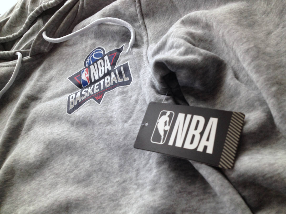 【既決USA】NBA BASKETBALL ★ バスケットボール@完売胸元&背中【NBA】ロゴ入パーカー【NBA Men's Logo Graphic Fleece Hoodie】 Grey @XL_画像6