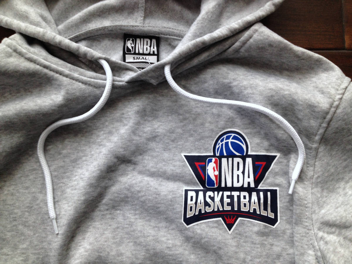 【既決USA】NBA BASKETBALL ★ バスケットボール@完売胸元&背中【NBA】ロゴ入パーカー【NBA Men's Logo Graphic Fleece Hoodie】 Grey @XL_画像4