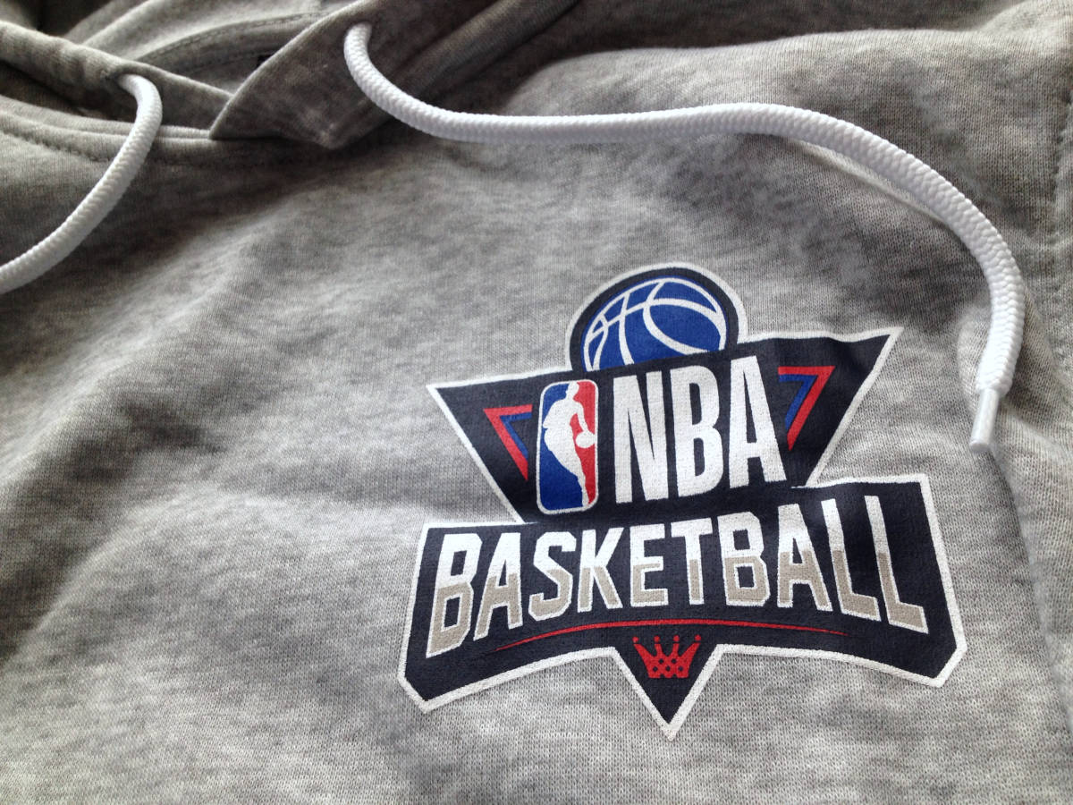 【既決USA】NBA BASKETBALL ★ バスケットボール@完売胸元&背中【NBA】ロゴ入パーカー【NBA Men's Logo Graphic Fleece Hoodie】 Grey @XL_画像5