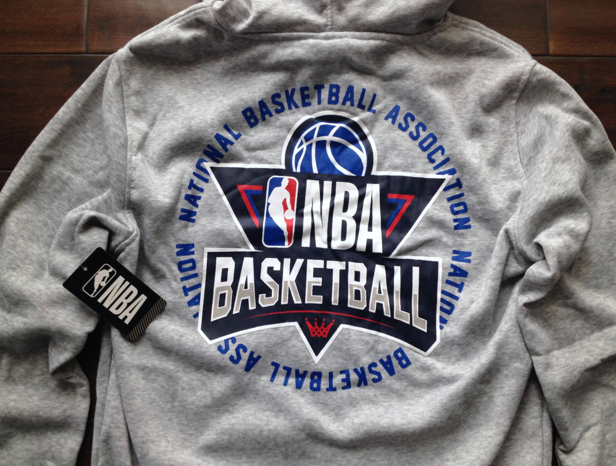 【既決USA】NBA BASKETBALL ★ バスケットボール@完売胸元&背中【NBA】ロゴ入パーカー【NBA Men's Logo Graphic Fleece Hoodie】 Grey @XL_画像8