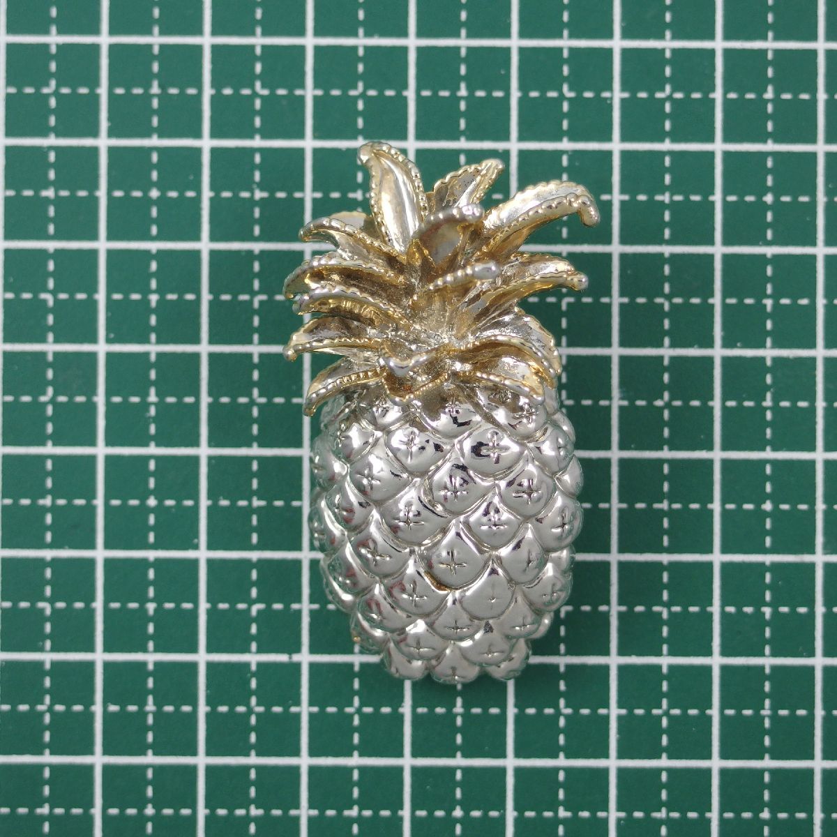 A9533* pineapple fruit motif * summer fruit pendant top combined use * Vintage brooch *