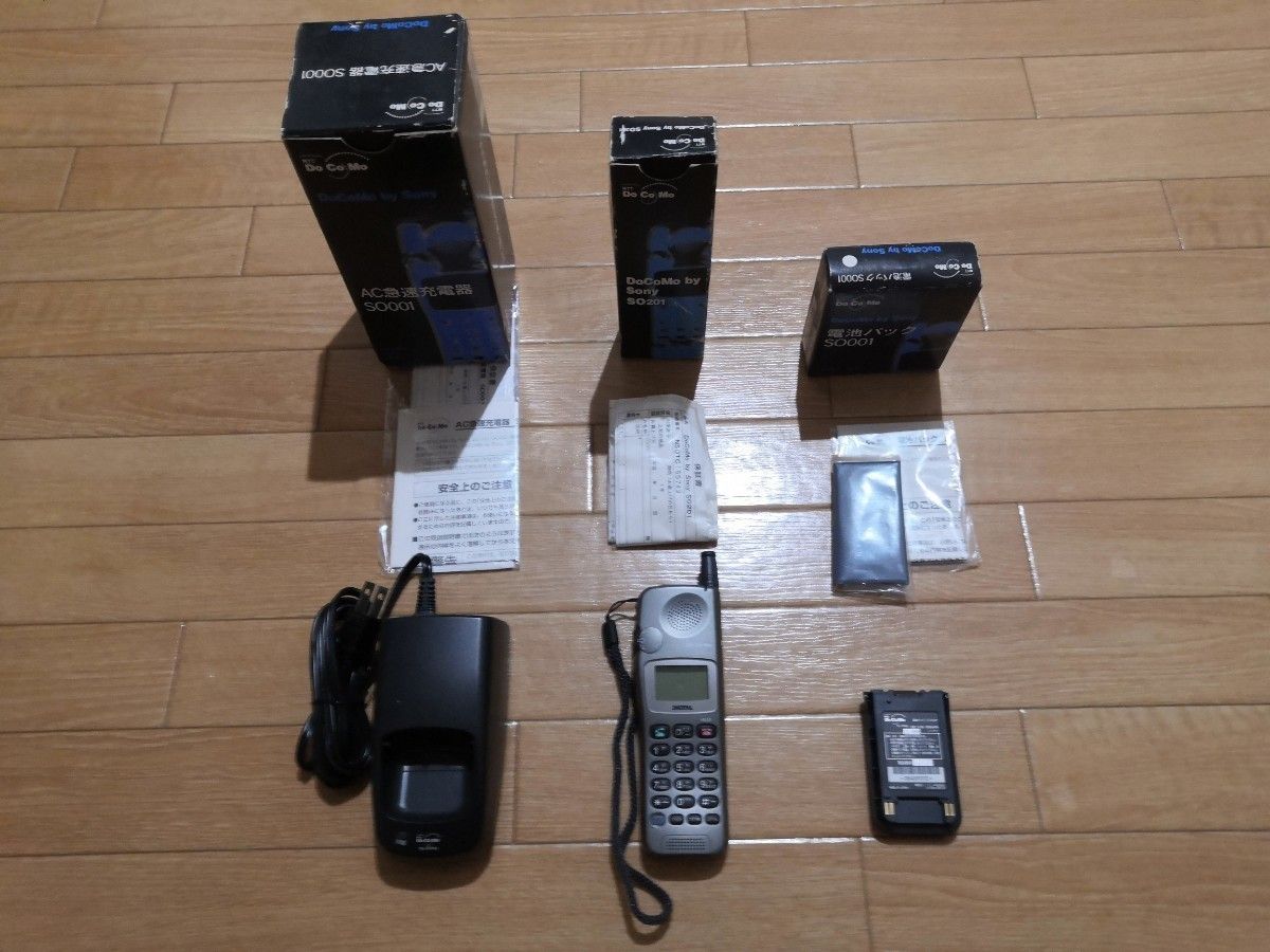 ドコモ携帯電話 Sony SO201 電池パックSO001 AC急速充電器SO001 ドコモ携帯電話 Sony SO201 電池パックSO001 AC急速充電器SO001