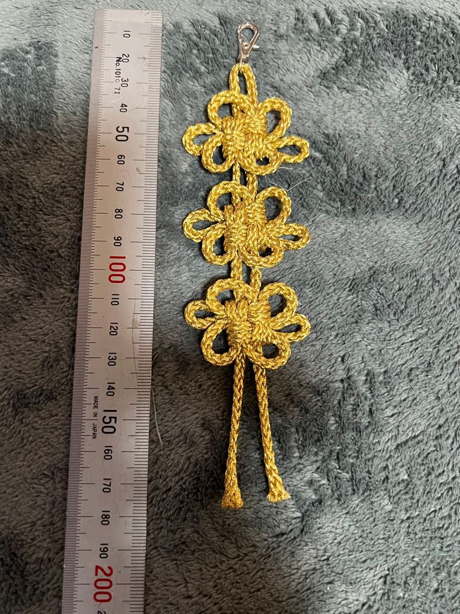 今、製作中の物です。この結びは江戸紐の吉祥結びです。大きさ、仕様、は好みに合わせて作らせて頂きます。