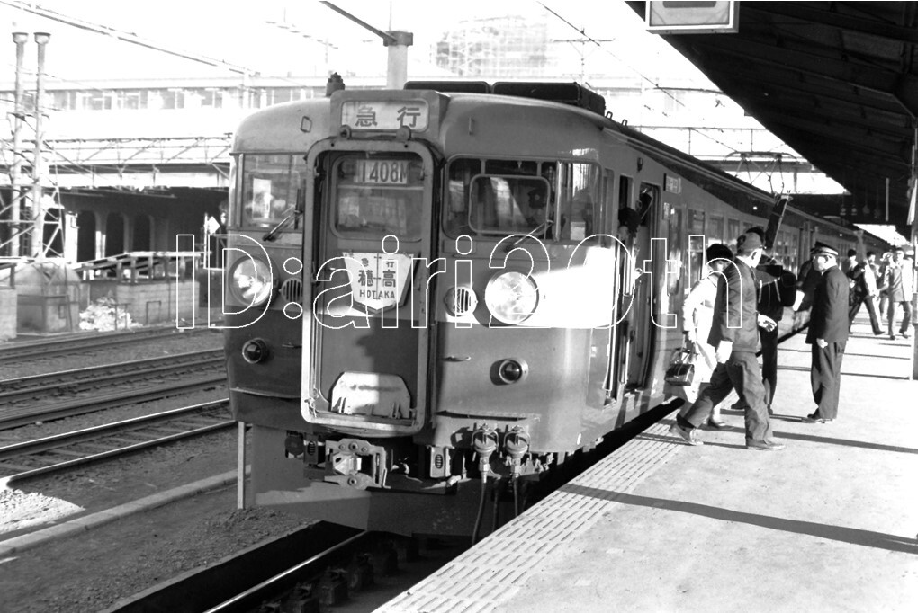 R0021-4【古い 鉄道 白黒 モノクロネガ】35mm 6コマ◇昭和39年 新宿駅 急行フラワー号 急行穂高 ※鉄道 駅 電車 汽車 蒸気機関車_画像4