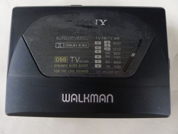 N455 通電確認済 SONY Walkman WM-F180 ソニーウォークマン ラジオカセットプレイヤー ポータブル/60の画像2