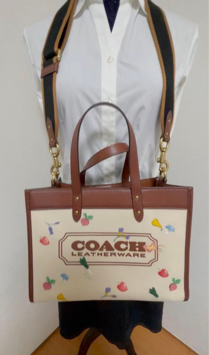 COACH 美品　コーチ　野菜柄　ハンドバッグ　ショルダー付きバッグ
