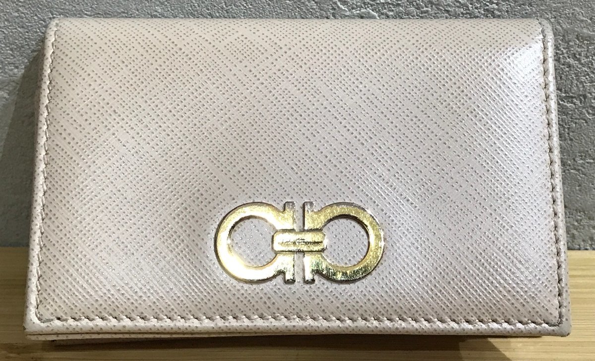 Ferragamo Salvatore Ferragamo card-case plating peeling equipped gun chi-ni beige . used length some 7. width some 11. inset approximately 2.