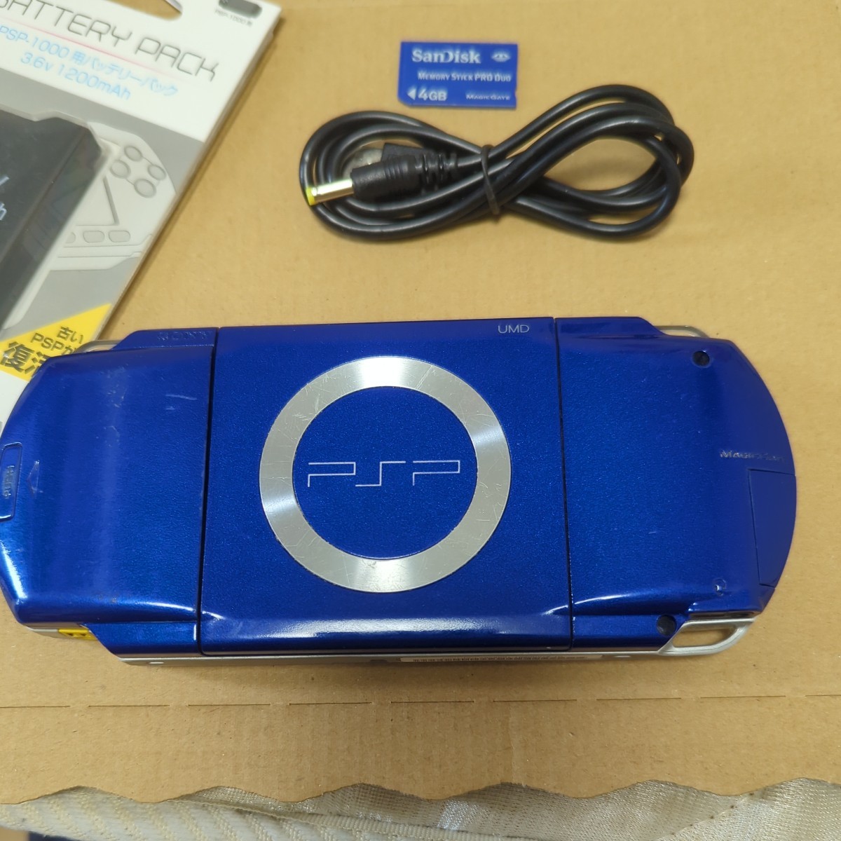 管理：028 SONY PSP1000 動作確認済み すぐ遊べるセット 電池新品　ケーブル　メモリースティック付き_画像2